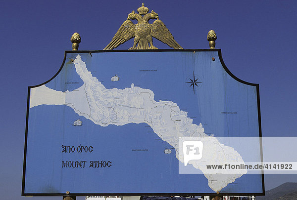 Schild mit Landkarte und Wappen auf dem Berg Athos  autonome Mönchsrepublik  Halbinsel Chalkidiki  Griechenland
