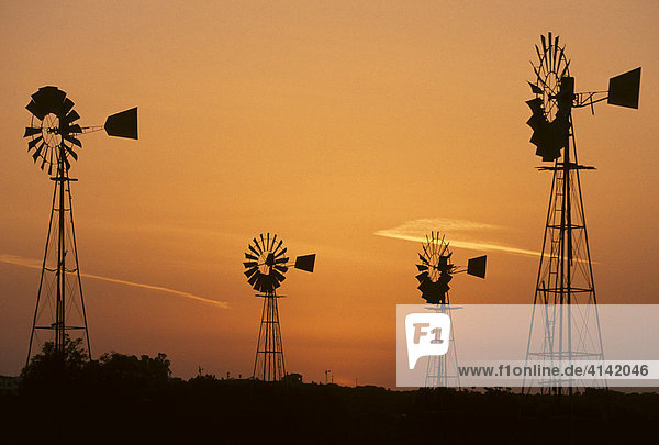 Windräder gegen Abendhimmel bei Protaras  Zypern