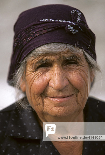 Bäuerin mit lila Kopftuch  Zypern