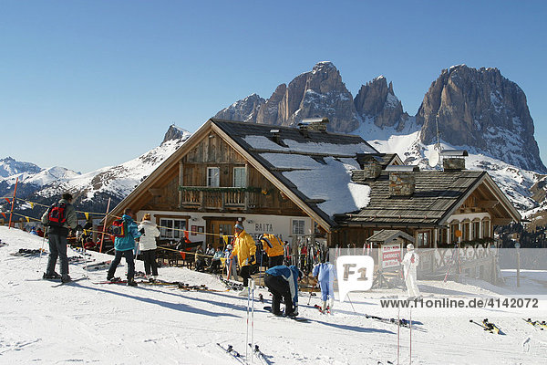 Gherdeccia Hütte  hinten Langkofel  Skigebiet Canazei  Fassatal  Trentino  Südtirol  Italien