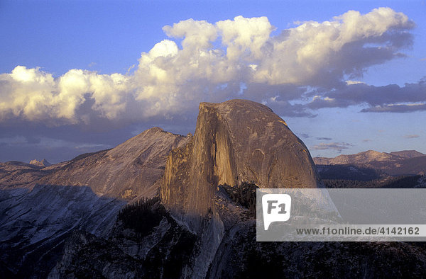 Half Dome im Abendlicht im Yosemite National Park  Alaska  USA