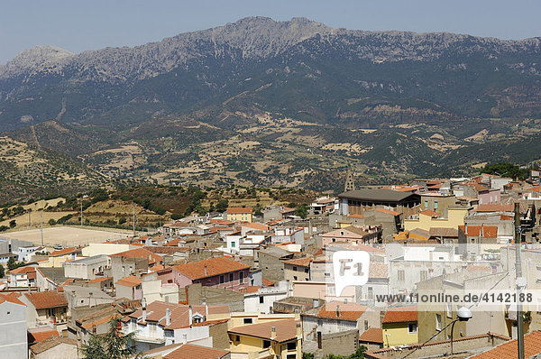 Blick über den Ort Orgosolo in der Provinz Nuoro  Sardinien.