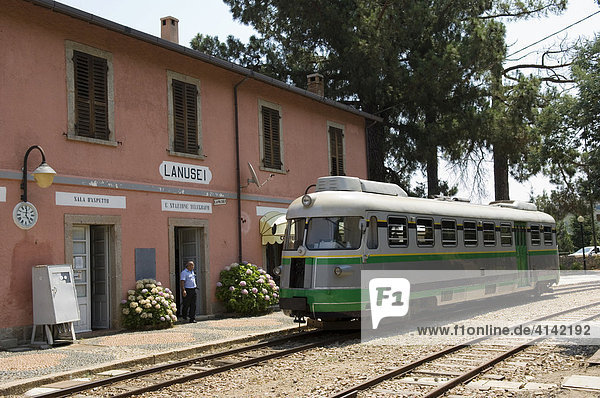 Bahnhof in Lanusei mit dem Trenino Verde  Schmalspurbahn  Sardinien  Italien