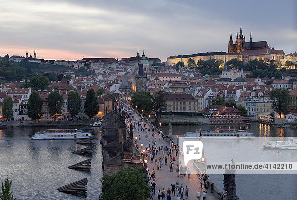 Die Karlsbrücke und die Prager Burg im Abendlicht  Prag  Tschechien