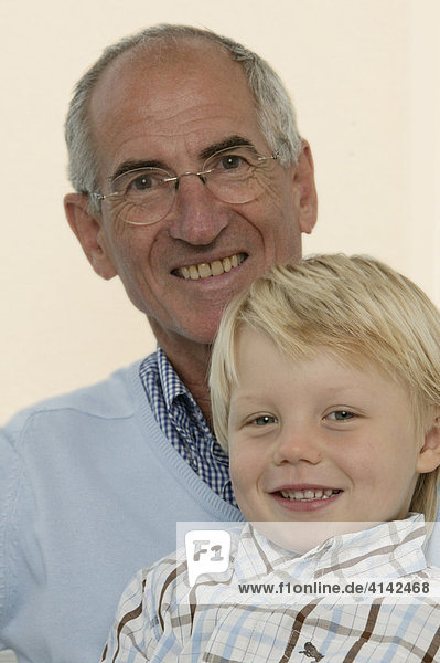 Opa mit Enkel  beide lächeln