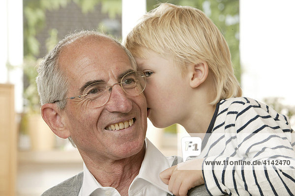 3-Jähriger Junge flüstert Opa ins Ohr