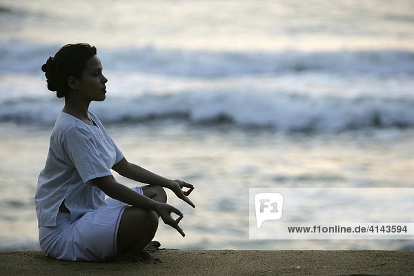 LKA  Sri Lanka: Siddhalepa Ayurveda Resort  Meditation  Yoga  am Strand.