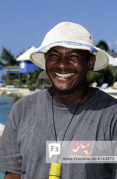 BHS  Bahamas  New Povidence  Nassau: Bootsmann und Tauchlehrer eines Hotels. Unabhängiger Staat der Westindischen Inseln und Mitglied des Commonwealth of Nations  Die Bahamas bestehen aus ueber 700 Inseln.