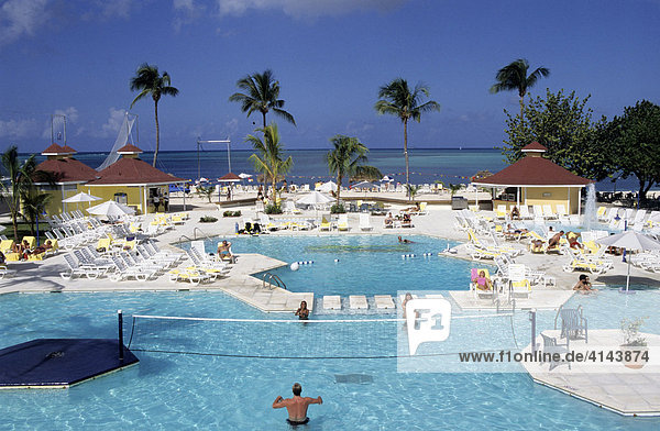 BHS  Bahamas  New Providence  Nassau:Poollandschaft des Breezes Hotel. Unabhängiger Staat der Westindischen Inseln und Mitglied des Commonwealth of Nations  Die Bahamas bestehen aus ueber 700 Inseln.