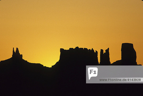 USA  Vereinigte Staaten von Amerika  Arizona: Monument Valley im Nordosten Arizonas. Grosses Tal mit gigantischen Monolithen im Gebiet der Navajo Indianer Reservation.