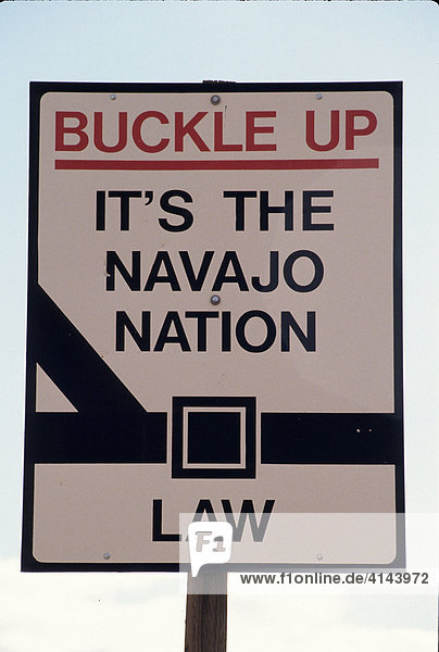 USA  Vereinigte Staaten von Amerika  Arizona: Verkehrsschild mahnt zu tragen des Sicherheitgurtes.