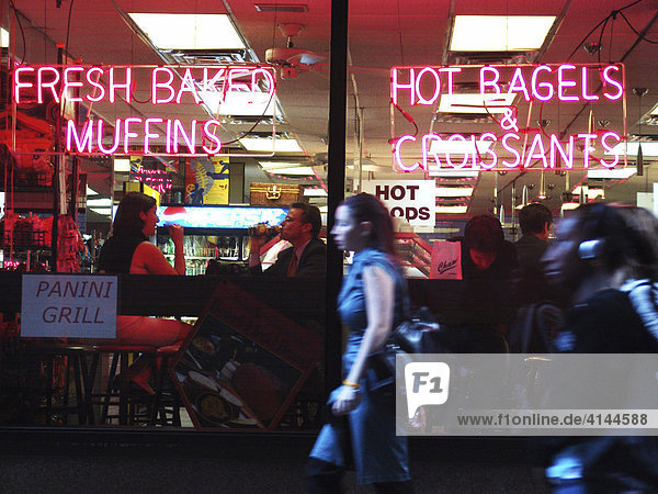 USA  United States of America  New York City: Bagle shop in the Financial District  Broadstreet