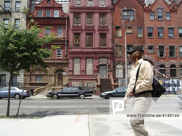 USA  Vereinigte Staaten von Amerika  New York City:Harlem  leer stehende Haeuser  mit zugenagelten Fenstern. Werden zum Teil renoviert.