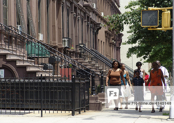 USA  Vereinigte Staaten von Amerika  New York City:Harlem  Strasse mit alten Brownstone Steinhaeusern  zum teil renoviert  in Sued-Harlem  zwischen 125th und 126th Street.