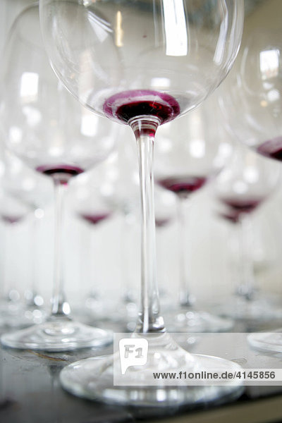 DEU  Deutschland: Benutzte Rotweinglaeser  mit getrockneten Weinresten warten auf das spuelen.
