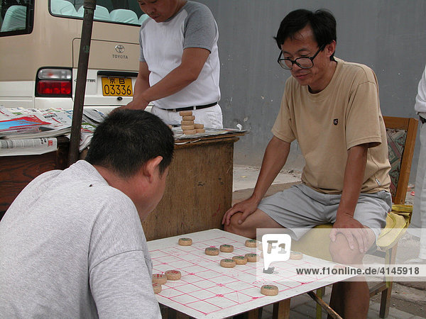 CHN  China  Peking: Schach spielende Maenner.