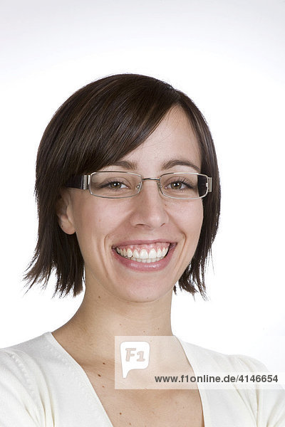 Lachende junge Frau mit Brille