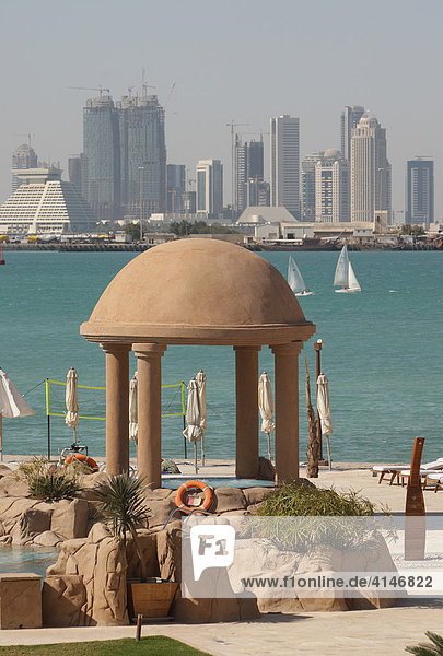 Ritz Carlton Sharq Village & Spa  fünf Sterne Luxus Hotel  Resort  arabische Wüstendorf Architektur  im Hintergrund die Skyline von West Bay District  Doha  Qatar  Katar