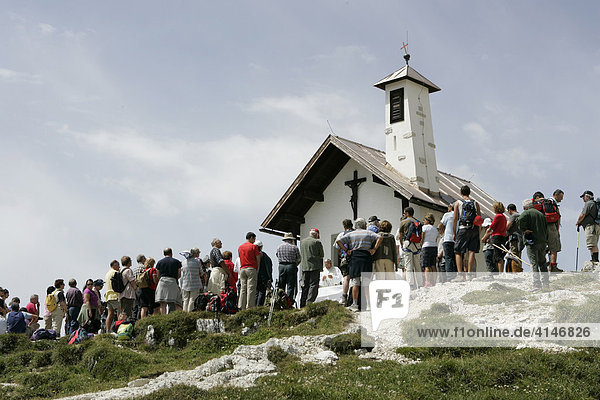 Messe  religiöse Zeremonie vor einer Kapelle  Gedächniskirche  Drei Zinnen Gipfel  Dolomiten  Pustertal  Südtirol  Italien  Europa