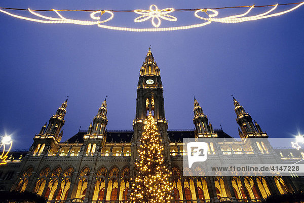 Illuminiertes Rathaus mit Weihnachtsdekoration  Abendstimmung  Wien  Österreich  Europa