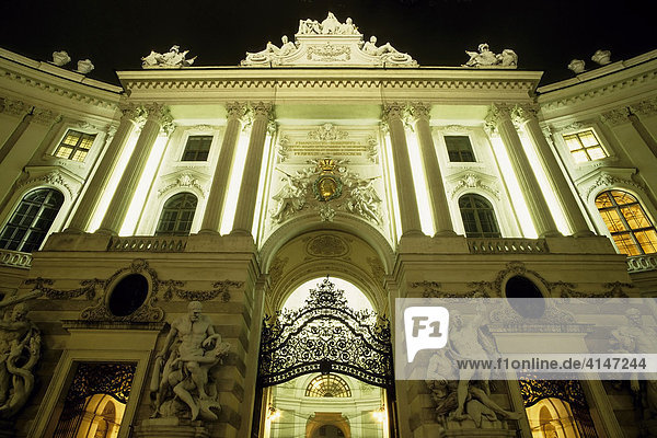 Hofburg mit Michaelertor bei Nacht  Wien  Österreich  Europa