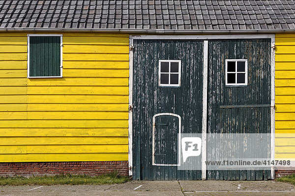 Leuchtend gelb gestrichene alte Scheune bei Zoutelande  Walcheren  Zeeland  Niederlande  Europa