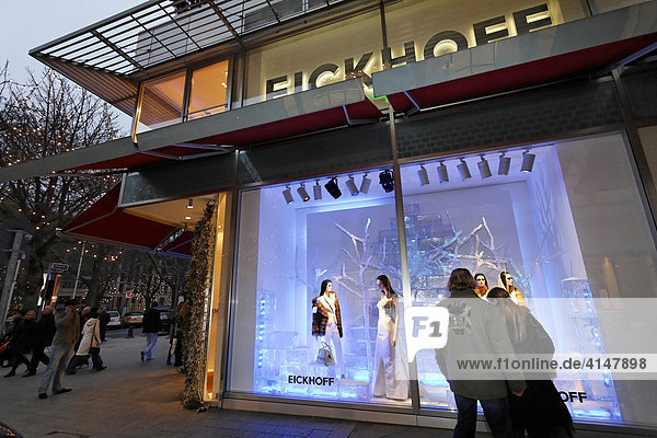 Pärchen vor dem beleuchteteten Schaufenster eines Modegeschäfts auf der Kö  Düsseldorf  NRW  Deutschland