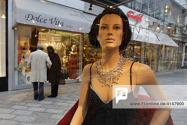 Schaufensterpuppe mit Perlen-Kollier  Blick auf Geschäft Dolce Vita  Kö  Düsseldorf  NRW  Deutschland