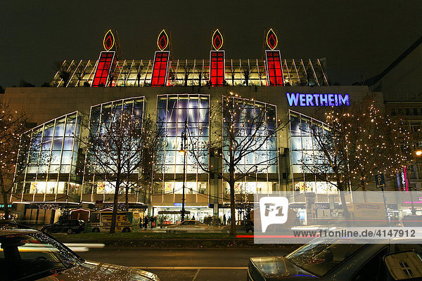 Kaufhaus Wertheim mit Weihnachtsdekoration  Kurfürstendamm  Berlin  Deutschland