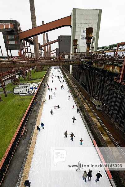 Eisläufer vor der Ofenbatterie der stillgelegten Kokerei Zollverein  Essen  NRW  Deutschland