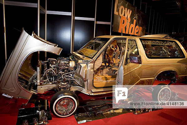Vergoldeter Low Rider Show Car  Exponat auf der Essen Motor Show  NRW  Deutschland