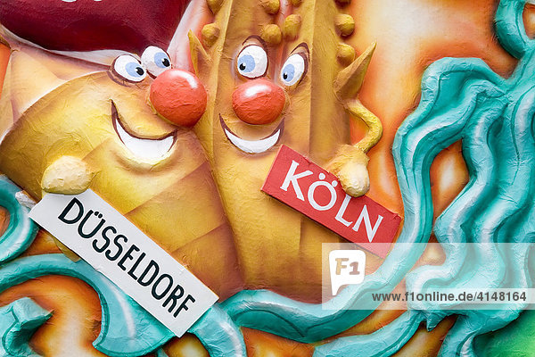 Zwei Cartoon Figuren symbolisieren die traditionelle Rivalität zwischen der Landeshauptstadt Düsseldorf und der Stadt Köln  Karikatur aus PappmachÈ aus der Werkstatt des Wagenbauers Jacques Tilly  Rosenmontagszug Düsseldorf  NRW  Deutschland