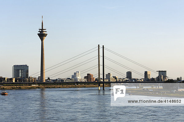 Düsseldorf Standtansicht mit Rheinbrücke  Blick von Norden  NRW  Deutschland