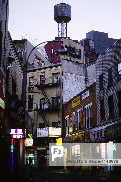 Düstere Straße in Chinatown  Lower East Side  New York City  USA