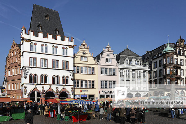 Alter Häuserzeile mit schönen renovierten alten Häusern  Hauptmarkit  Trier  Rheinland-Pfalz  Deutschland