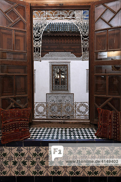 Maison Tiskiwin  Blick aus einem reich verzierten Fenster  Marrakesch  Marokko  Afrika
