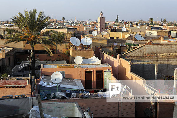 Blick über die Medina mit ärmlichen Hinterhöfen  Marrakesch  Marokko  Afrika