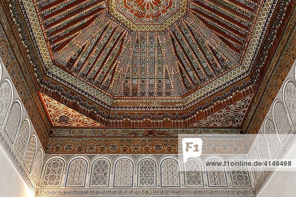 Ornamentale Holzdecke und stuckverzierte Wände  Palais de la Bahia  Medina  Marrakesch  Marokko  Afrika