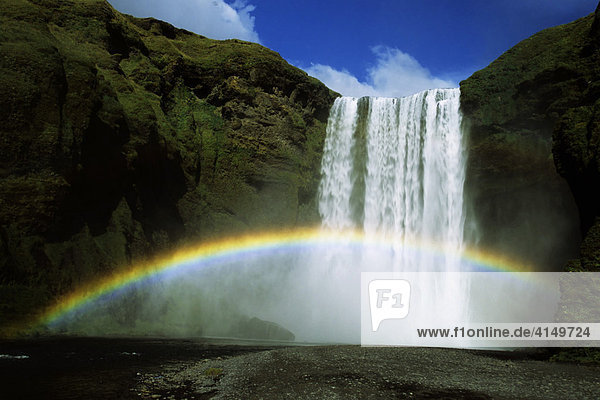 Regenbogen über dem Wasserfall Skogafoss  Island