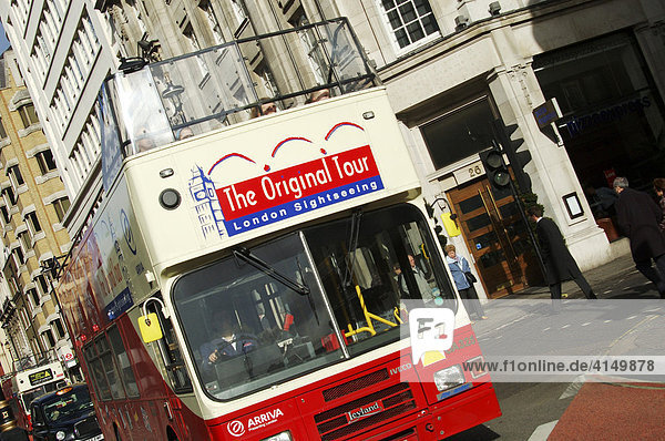 GBR  England  London  Bus der Stadtrundfahrt in der Strasse HAYMARKET