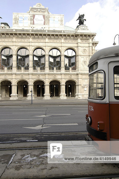 Strassenbahn vor der Oper in Wien  Österreich