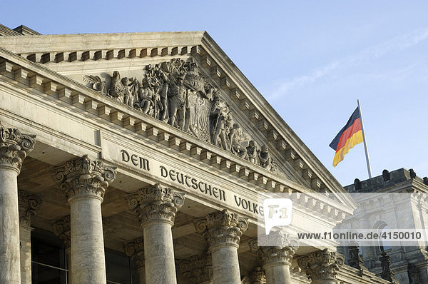 Reichstag mit Deutschlandfahne in Berlin  Deutschland