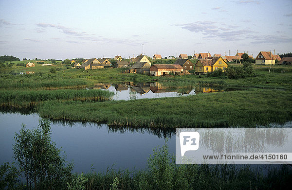 Dorf Ciziunai im Abendlicht  Litauen  Baltikum