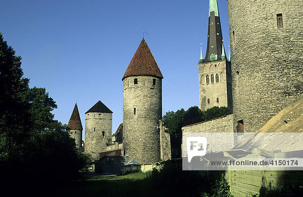 Stadtmauer  Platz der Türme  Kirche St. Olai  Tallinn  Estland