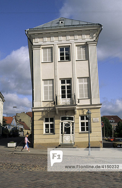 Schiefes Haus am Marktplatz  Tartu  Estland