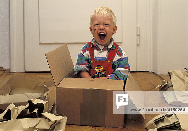 Zwei Jahre alter Junge in Kiste schreit