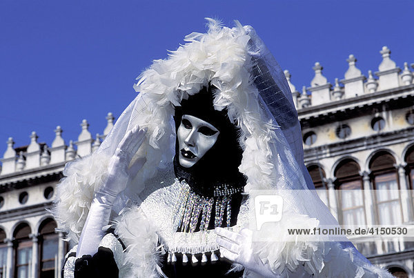 Silberne Maske mit Federn Markusplatz Karneval in Venedig