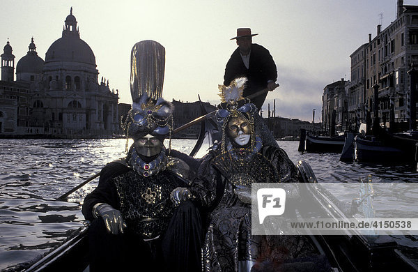 Maskierte in Gondel auf dem Canale Grande Karneval Venedig Italien