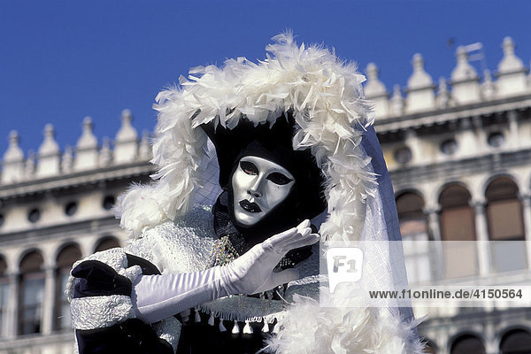 Silberne Maske mit Federn Markusplatz Karneval in Venedig
