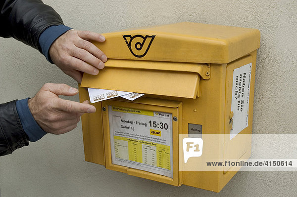 Briefe werden in Briefkasten geworfen Österreich